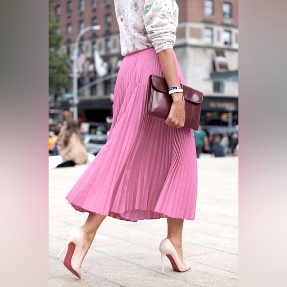 Minimum Dresses & Skirts - Minimum pleated pink skirt sz 4 midi